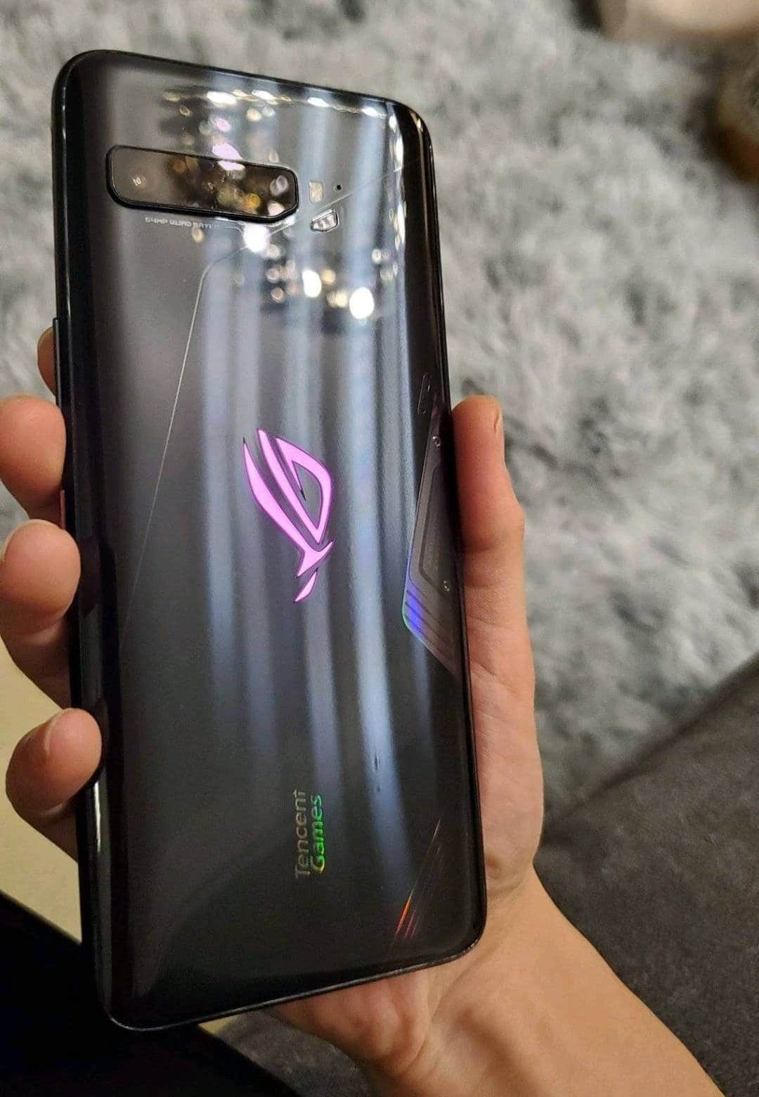 В Интернете появились «живые» снимки ROG Phone 3