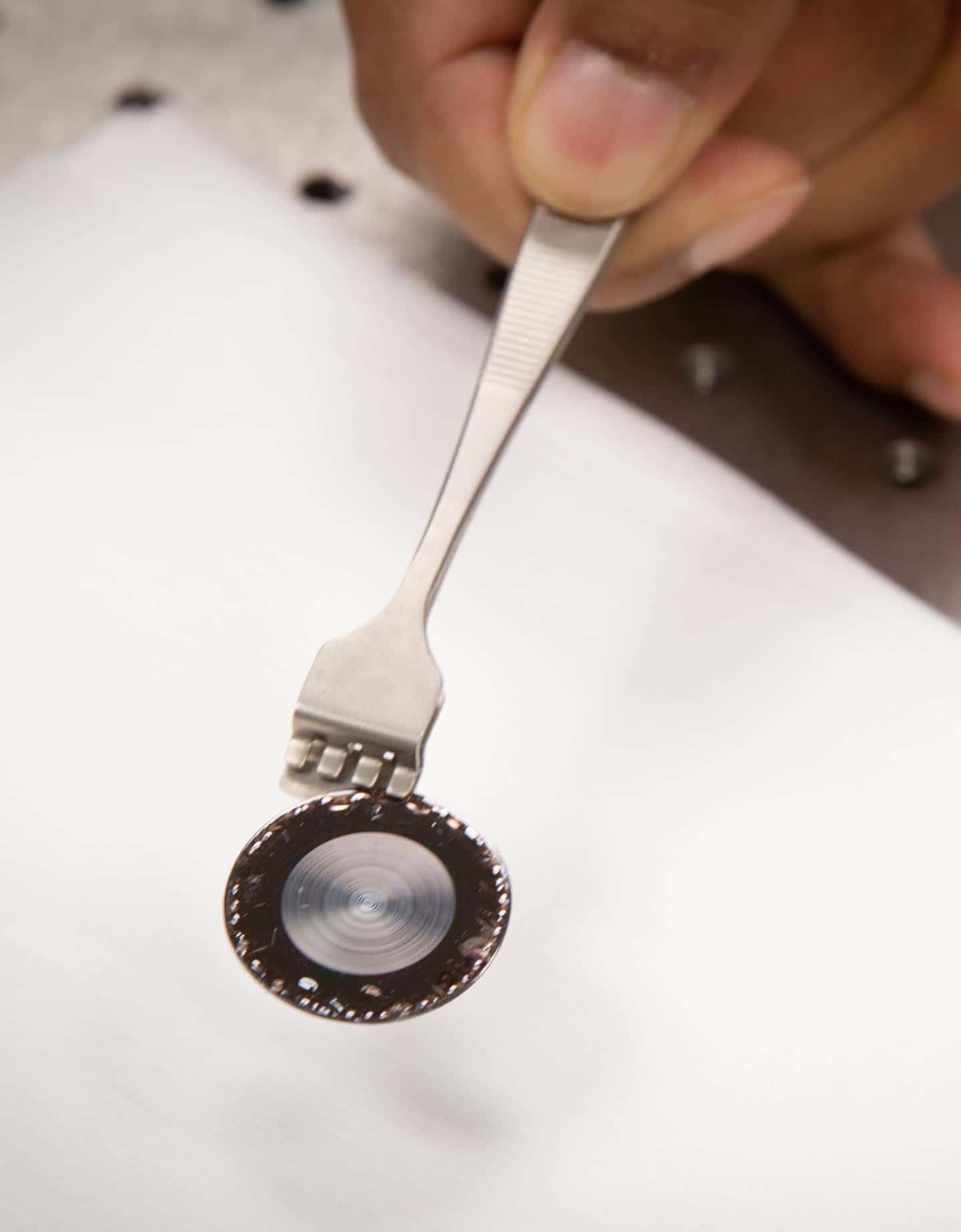 Scientists from the US have found a way to produce ultra-thin lenses for smartphones